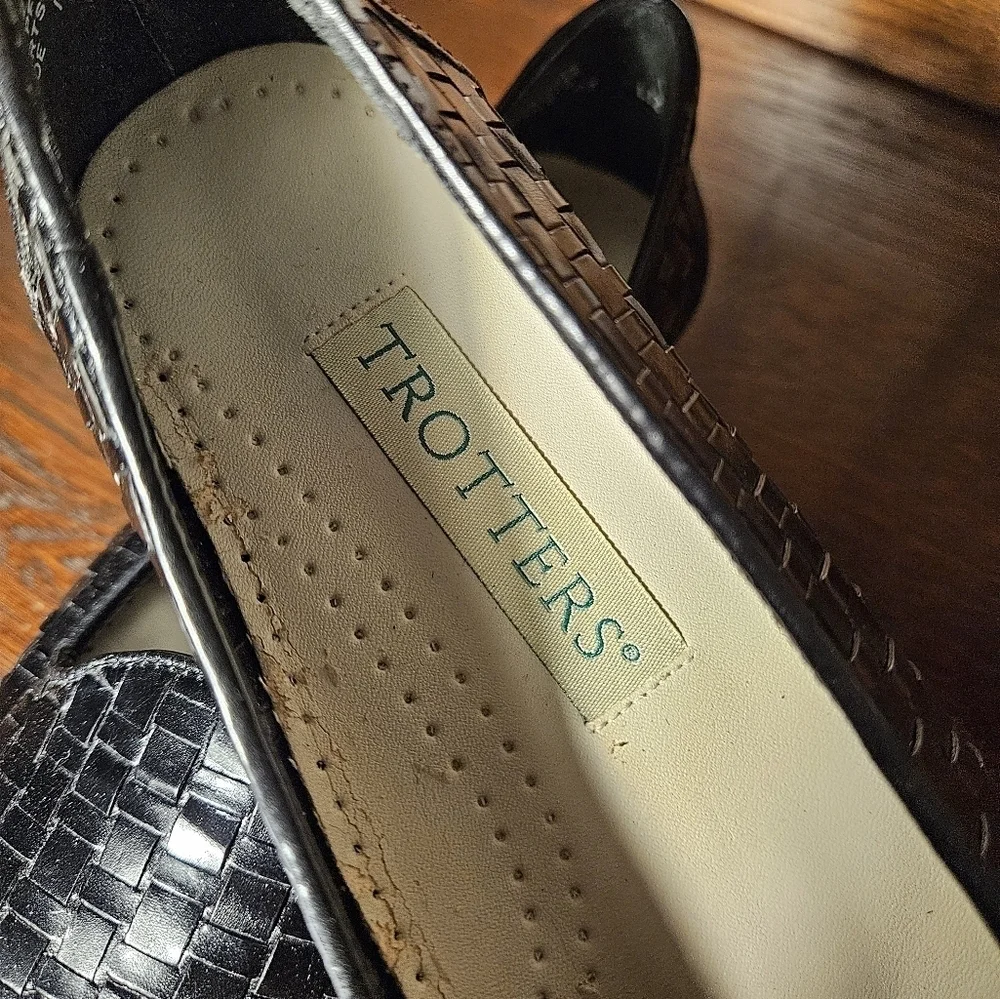 Trotters womens liz loafer black 8N.